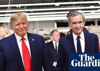 Modni tajkun Bernard Arnault suočen s optužbama za davljenje francuskog poslovnog tiska