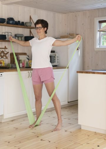 Sve što vam treba je otporna traka i ovaj svestrani pilates inspirirani trening za održavanje forme bilo gdje.