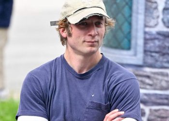 Jeremy Allen White izgradio svoju zdravu tjelesnu formu osnovnim treningom s tjelesnom težinom – njegov pristup bez napretka
