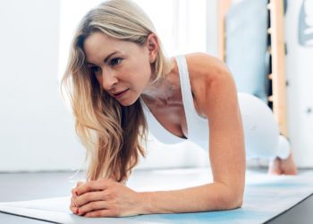 Trener snage u srednjim godinama – ove 3 vježbe pomogle su mi da obnovim snagu jezgre nakon perimenopauze