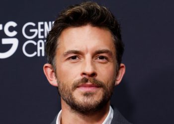 Jonathan Bailey otvara se o Biti siguran u Coming Out i njegovom utjecaju na karijeru