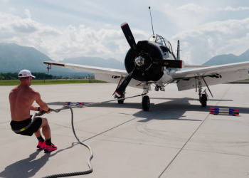 Zvijezda naslovnice Men’s Healtha Jake Dearden povukao avion težak 3,8 tona — dokaz da vježbanje Hyroxa nije šala