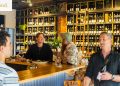 Grad uz rijeku pozdravlja vijetnamsku zalogajnicu Camon Co i vinski bar Yarra Valley Wine Co.