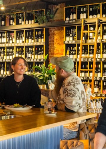 Grad uz rijeku pozdravlja vijetnamsku zalogajnicu Camon Co i vinski bar Yarra Valley Wine Co.