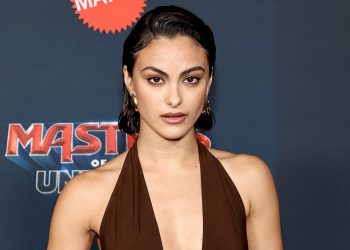 Camila Mendes koristila je ovu 10-poteznu rutinu za izgradnju jačeg i sposobnijeg tijela za Masters of the Universe