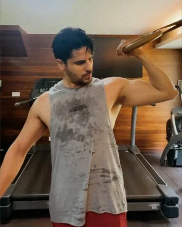 Sidharth Malhotra postavlja glavne ciljeve fitnessa s najnovijom vježbačkom rutinom