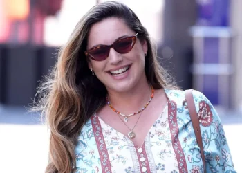 Kelly Brook zamalo se ispalila iz bikinija s uzorkom leoparda tijekom vježbanja u teretani u Saint Tropezu