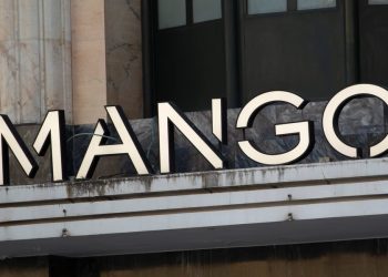 Kobaltno plave hlače: trendovski opušteni ljetni komad s Mangovim uzicama oko struka za uljepšani izgled