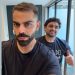Virat Kohli osvaja naslove na RCB IPL 2026. s novim pastelnih izgledom kose koji postaje viralni hit | Virat Kohli nova frizura | Virat Kohli pastelna kosa | RCB IPL 2026 | Virat Kohli viralni izgled | Rashid Salmani | Royal Challengers Bengaluru | Kohli nova boja kose