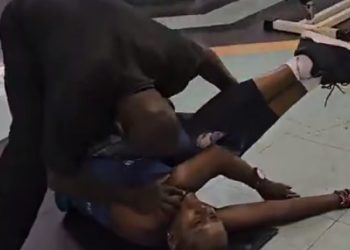 Kijana Wetu Atagongewa! VIDEO ESTHER MUSILA i njezin trener u teretani izazvali reakcije! Suprug BEN 10, ANĐEO ČUVAR, trebao bi biti zabrinut (GLEDAJTE)