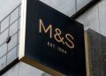 Udobne i šik hlače s naborima u struku – nosite M&S model od 30 GBP za putovanja i više