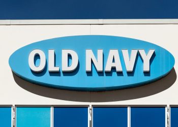 Upečatljive prugaste majice kratkih rukava zamjenjuju osnovne bijele majice—Old Navy nudi jednu za 10 dolara