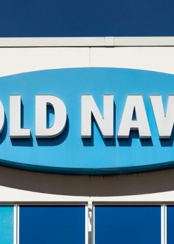 Upečatljive prugaste majice kratkih rukava zamjenjuju osnovne bijele majice—Old Navy nudi jednu za 10 dolara