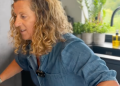Sally Gunnell, 59, dijeli svoju vježbu za stolom nakon odmora