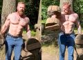 Dennis Wolf, 47, prikazuje razmaljenu tjelesnu građu tijekom vježbanja u šumi na otvorenom
