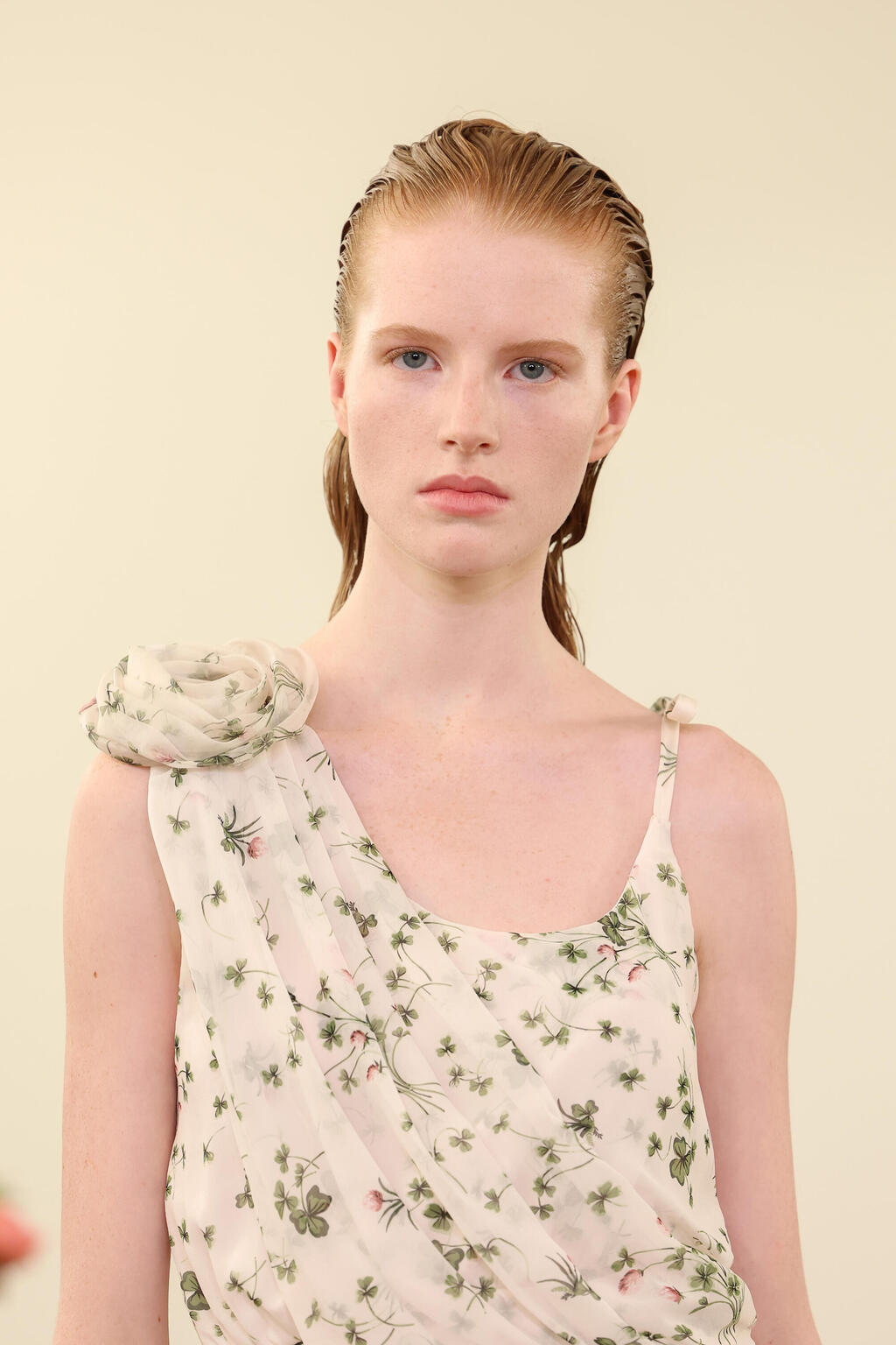 Manekenka zalizane kose na pisti Giambattista Valli
