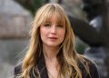 Jennifer Lawrence debitira s tamnijom bojom kose dok vozi bicikl u New Yorku