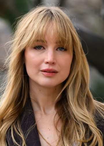Jennifer Lawrence debitira s tamnijom bojom kose dok vozi bicikl u New Yorku