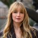 Jennifer Lawrence debitira s tamnijom bojom kose dok vozi bicikl u New Yorku