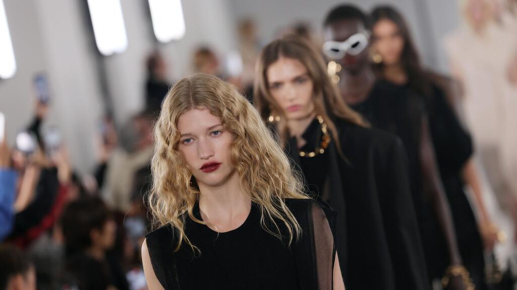 Model s razmazanim ružem na Sportmax reviji
