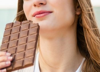 Ne jedenje, samo ušmrkavanje 90% tamne čokolade može poboljšati vaše teretanske vježbe: studija