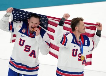 Brady Tkachuk pečen za nošenje zlatne medalje tijekom MMA sesije