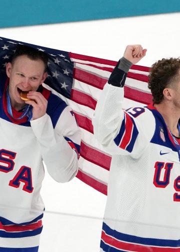 Brady Tkachuk pečen za nošenje zlatne medalje tijekom MMA sesije