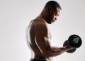 Kako povećati bicepse s bučicom od 5 kg – jednostavna metoda od 4 vježbe koja djeluje