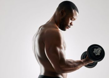 Kako povećati bicepse s bučicom od 5 kg – jednostavna metoda od 4 vježbe koja djeluje