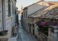 Hrvatski otok Rab otkriva stoljetnu mediteransku tajnu preživljavanja dok drevne kamene ulice, povijesne kuće i tradicionalne rashladne mudrosti otvaraju novu eru održivog ljetnog putovanja u Europi.