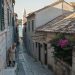 Hrvatski otok Rab otkriva stoljetnu mediteransku tajnu preživljavanja dok drevne kamene ulice, povijesne kuće i tradicionalne rashladne mudrosti otvaraju novu eru održivog ljetnog putovanja u Europi.