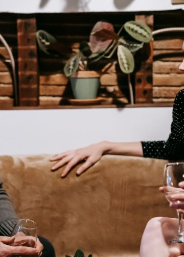 Roditelji i partneri s kojima smo najbliži nisu oni koji očekuju stalno ažuriranje — oni su oni koji omogućuju kontakt bez potrebe da se predstavljate kao savršena verzija sebe.