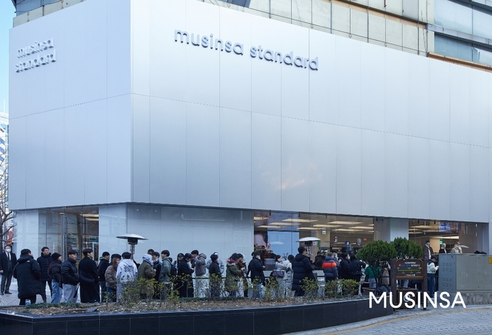 Dugačak red kupaca stajao je ispred poslovnice Musinsa Standard Busan Seomyeon. (Mushin)