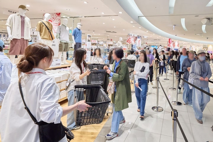 Kupci koji stanu u red u Gwangbok podružnici robne kuće Uniqlo Lotte. (Uniqlo)