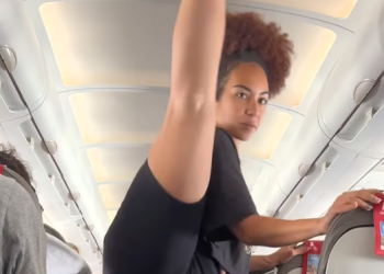 Fitness influencer koristi prolaz u avionu kao prostor za vježbanje