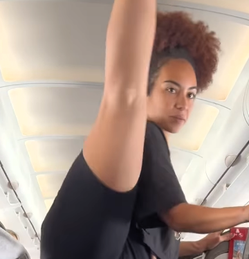 Fitness influencer koristi prolaz u avionu kao prostor za vježbanje
