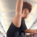 Fitness influencer koristi prolaz u avionu kao prostor za vježbanje