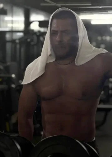 Salman Khan se razmeće zategnutim tijelom na slikama u ponoćnoj teretani nekoliko dana nakon što je izazvao zabrinutost za zdravlje