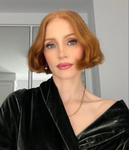 Jessica Chastain pokazuje svoju bakrenu bob frizuru koja seže do čeljusti tijekom vikenda vjenčanja Taylor Swift, ističući jednu od najvećih transformacija kose slavnih ove sezone.