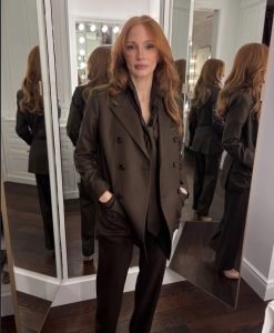 Jessica Chastain pokazuje svoju bakrenu bob frizuru koja seže do čeljusti tijekom vikenda vjenčanja Taylor Swift, ističući jednu od najvećih transformacija kose slavnih ove sezone.
