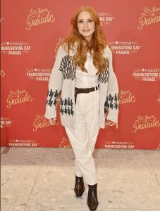 Jessica Chastain pokazuje svoju bakrenu bob frizuru koja seže do čeljusti tijekom vikenda vjenčanja Taylor Swift, ističući jednu od najvećih transformacija kose slavnih ove sezone.