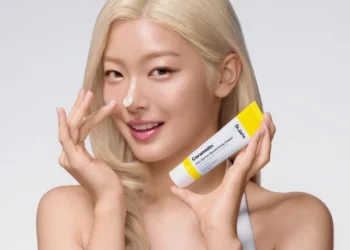 Yoonchae Jeung iz grupe KATSEYE u kampanji za Dr.Jart+ Premium BB Cream