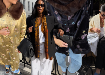 It Girl u zimskom outfitu s ogrlicom s resicama i pashmina šalom