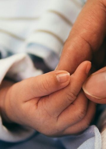 Baka drži unuka, tema odnosa s punicom i granica u obitelji
