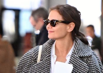 Katie Holmes na aerodromu JFK u kariranom kaputu i širokim trapericama