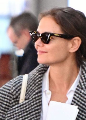 Katie Holmes na aerodromu JFK u kariranom kaputu i širokim trapericama