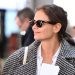 Katie Holmes na aerodromu JFK u kariranom kaputu i širokim trapericama