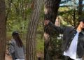 Kim Hee-seon u leggingsima i ružičastoj vjetrovci na planinarenju