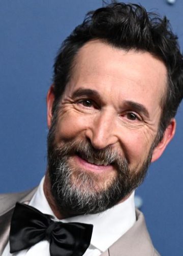 Noah Wyle s uređenom kosom i punom bradom za People fotografiranje