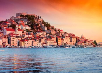 Šibenik: pogled na povijesnu tvrđavu i stari grad na dalmatinskoj obali